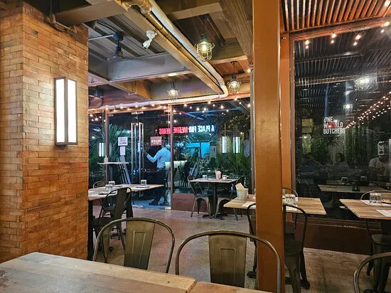 مطعم ون ورلد بوتشرز، مانيلا