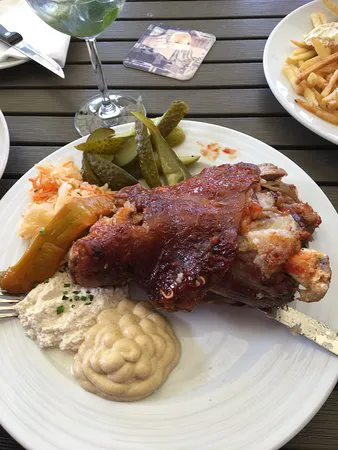 مطعم أو كامنيهو ستولو، براغ