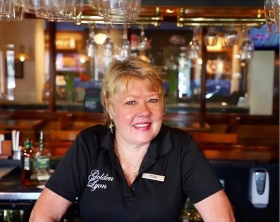 Golden Lyon خمر حانة