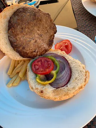 غزالة بيتش بار