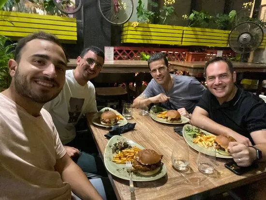 مطعم ساسي سبون، مومباي