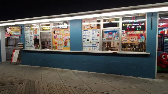 الوجبات الخفيفة والآيس كريم