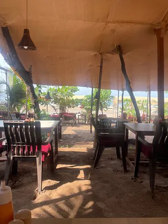 الضحك مطعم بوذا وشاطئ أكواخ