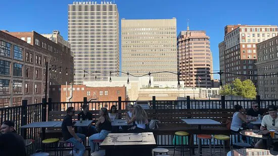 John's Big Deck (باللغة الإنجليزية).