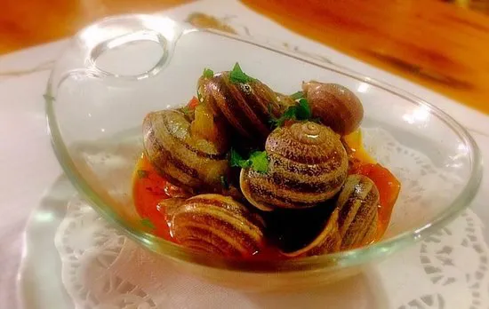 Tasca La Cueva De Madera Leo y Montse