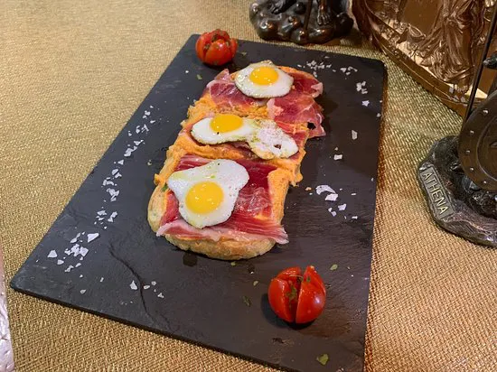 يوفر فندق Restaurante Casa Atenea