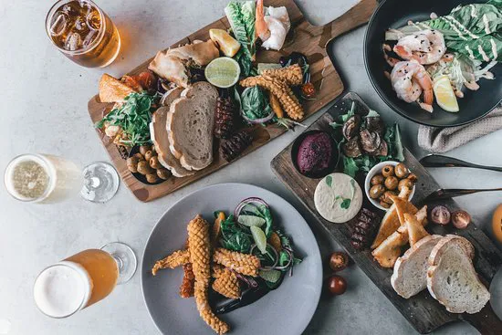 التيتانيوم بار و بيسترو