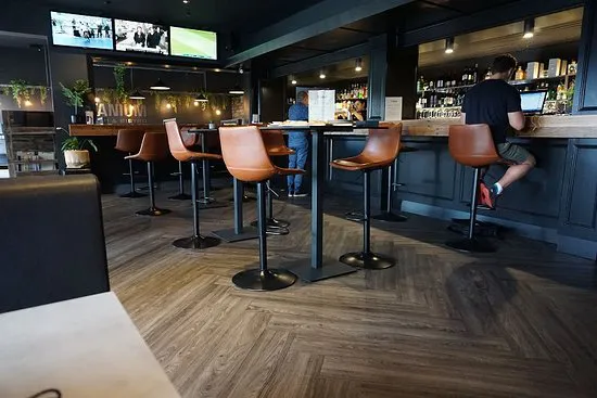 التيتانيوم بار و بيسترو