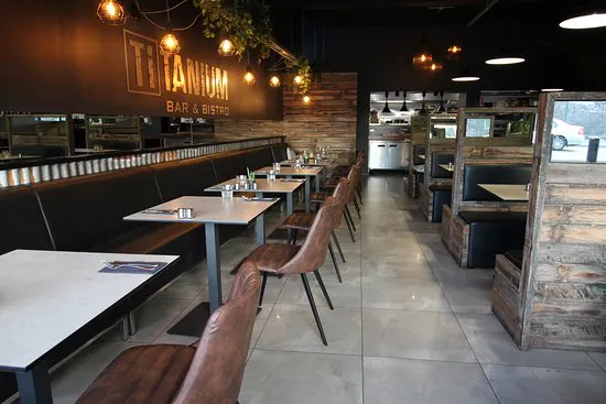 التيتانيوم بار و بيسترو