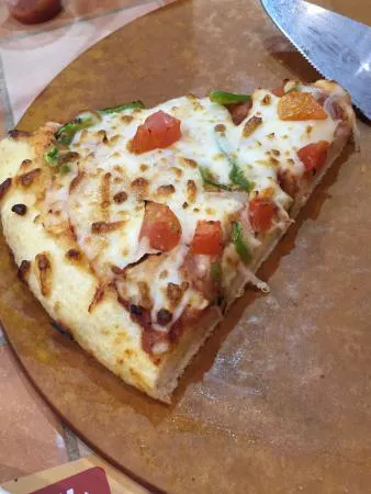 مطعم بيتزا إن، مسقط