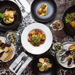 مطعم وبار الصالون