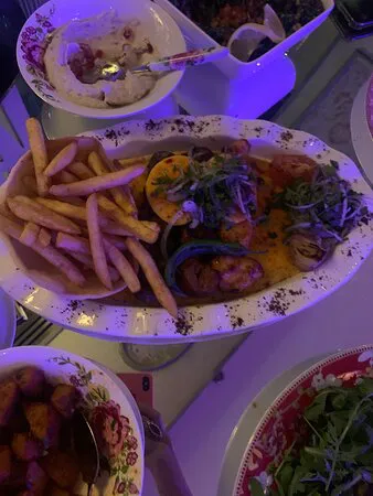 مطعم عزيزة اللبناني