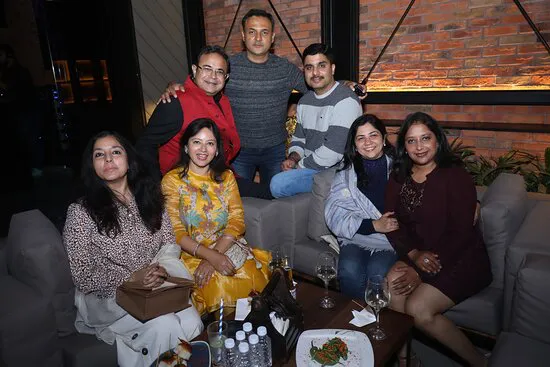 إيوس بار & بيسترو