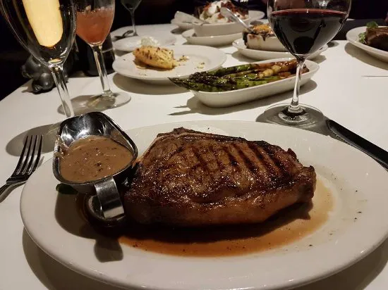 Morton's The Steakhouse (باللغة الإنجليزية).