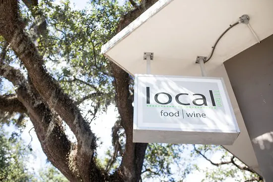 محلي 11 عشرة الطعام والنبيذ