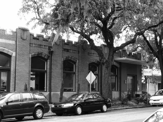 محلي 11 عشرة الطعام والنبيذ