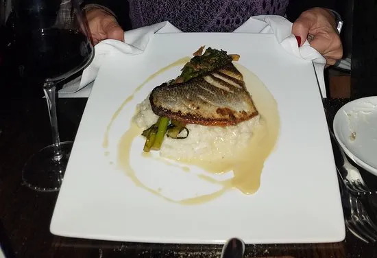 محلي 11 عشرة الطعام والنبيذ