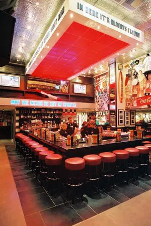 مطعم تي جي آي فرايدايز، أثينا