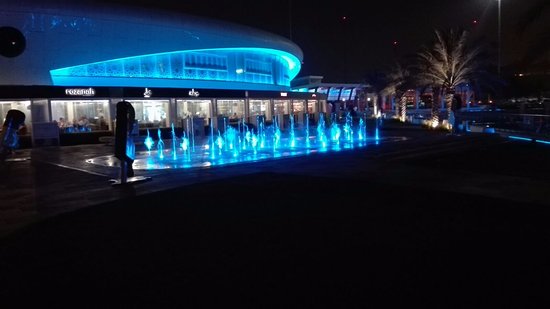 نافورة ياس مارينا الموسيقية الراقصة