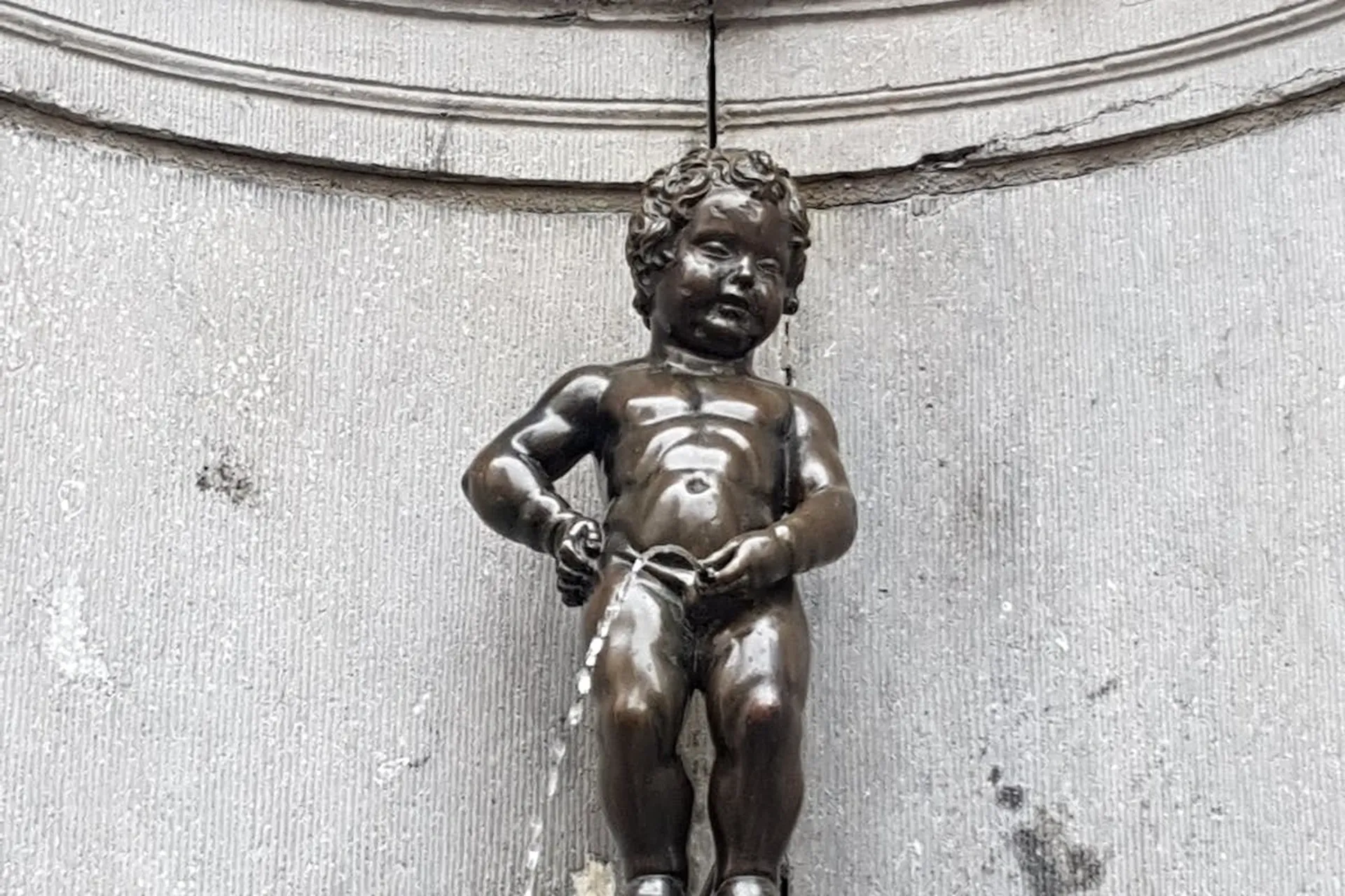 Explore Manneken Pis statue 