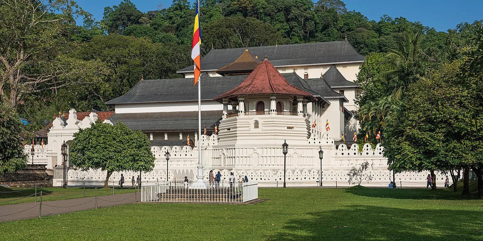 Explore Temple of the Sacred Tooth Relic 
