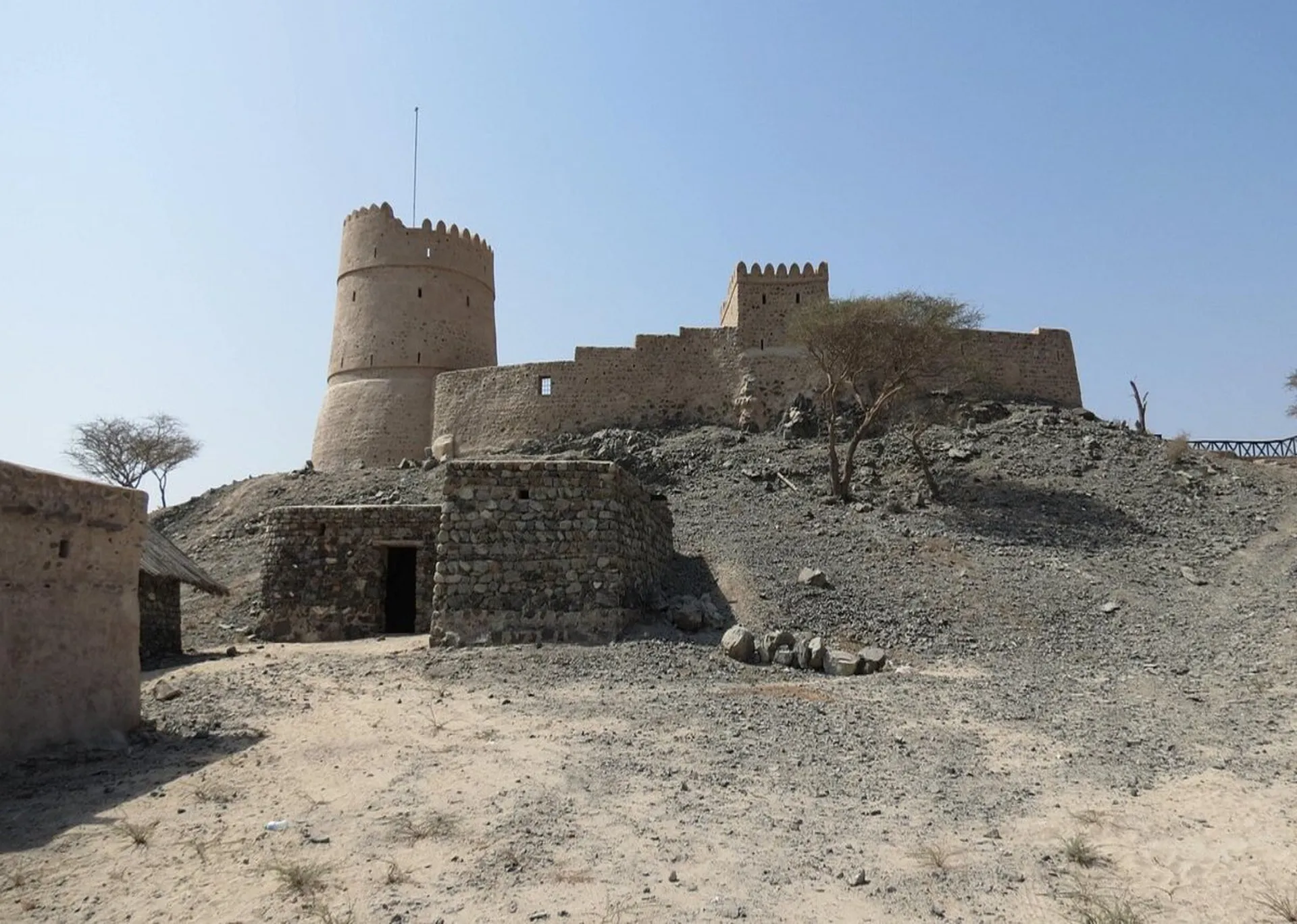 Sakamkam Fort and village