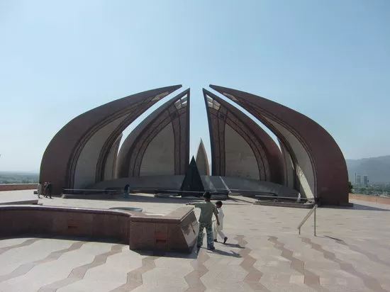اكتشف متحف النصب الباكستاني 