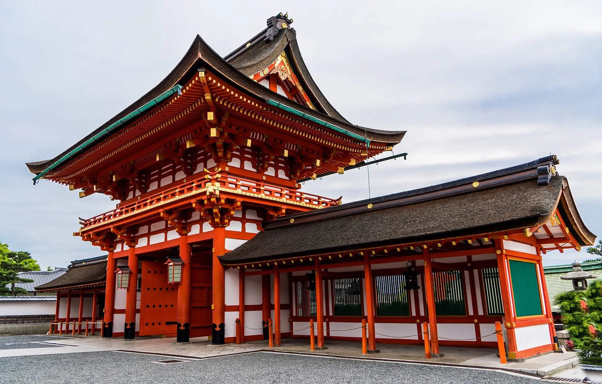 Explore Fushimi Inari Shrine 