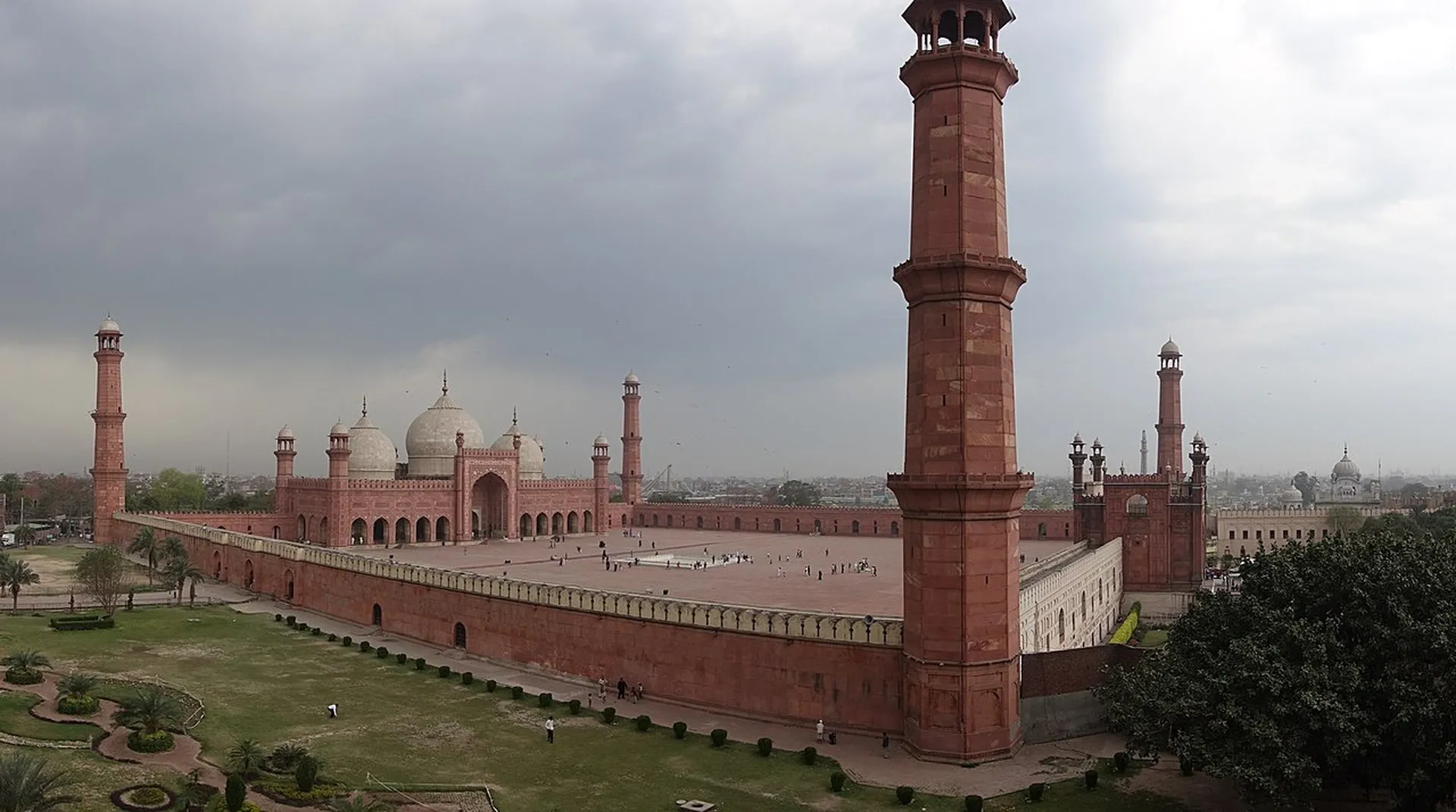 Explore Badshahi Mosque 