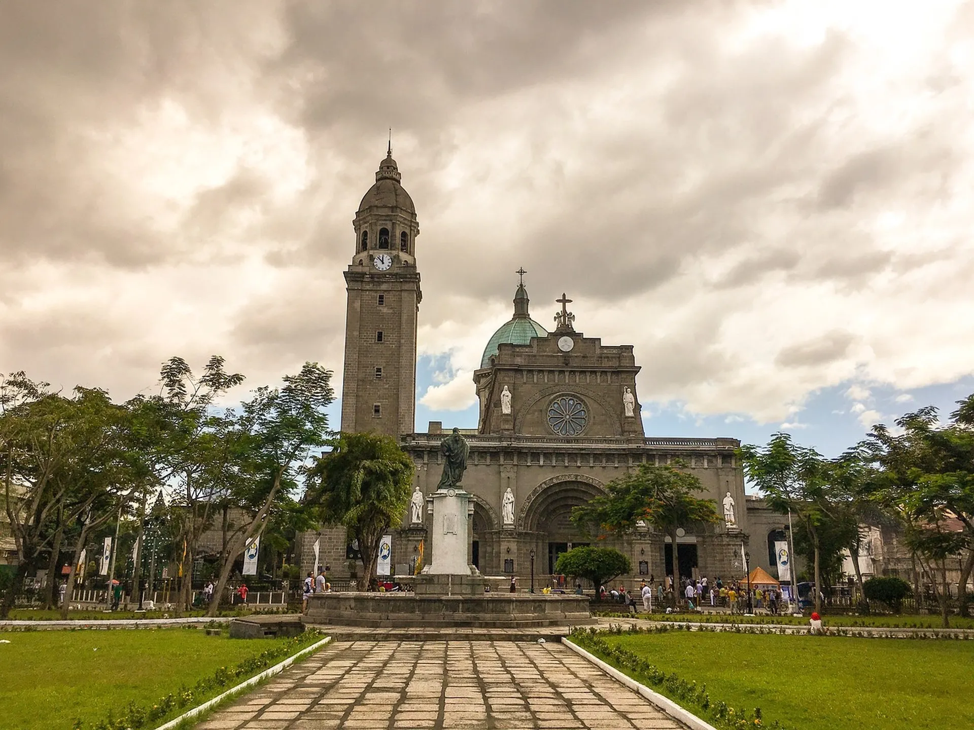 Explore Manila Cathedral 