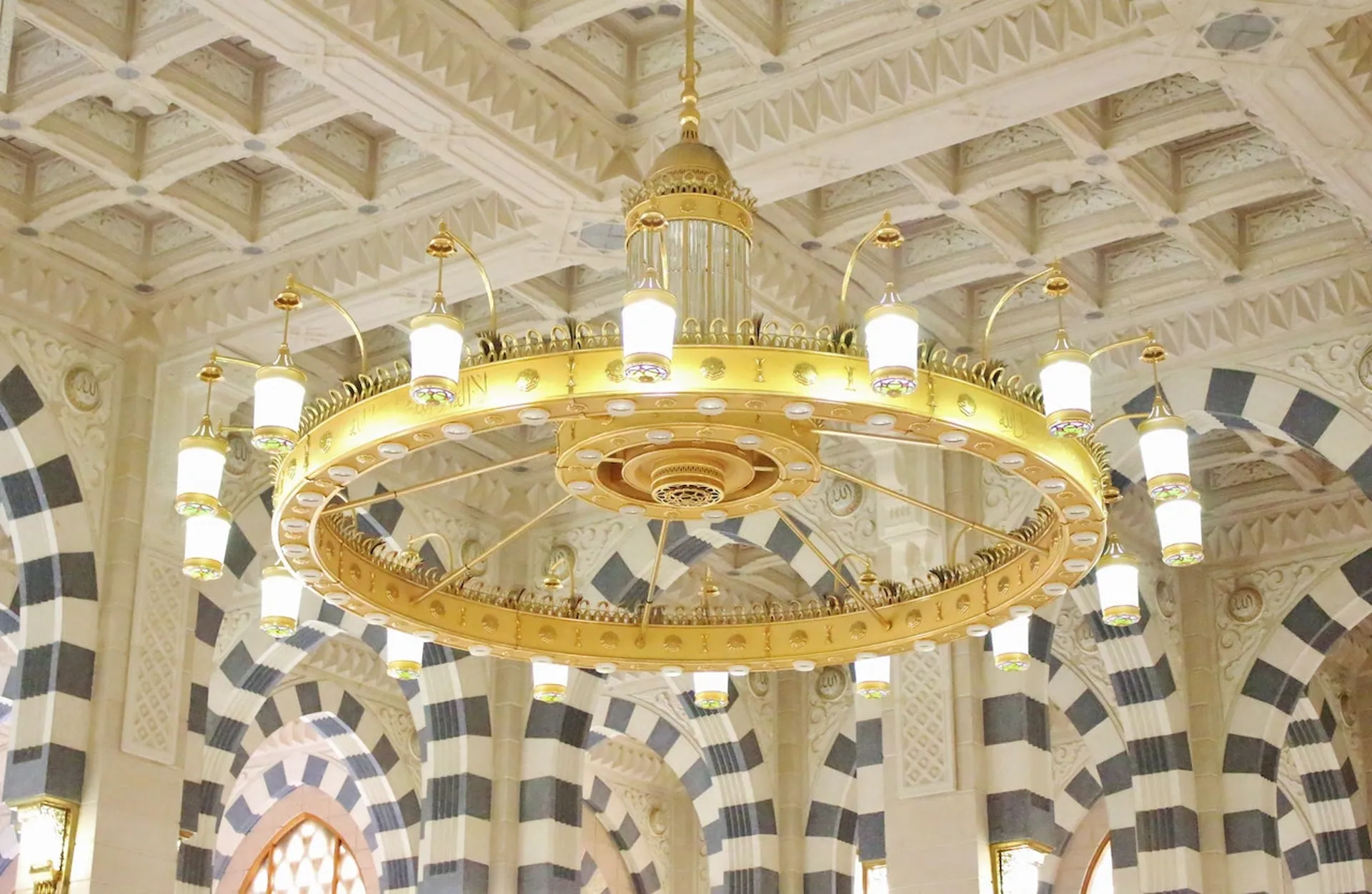 Explore Al Rajhi Grand Mosque 