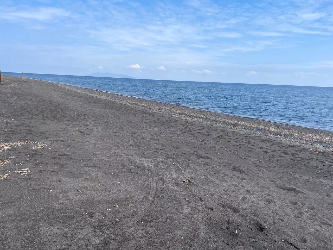 شاطئ بيريسا ذو الرمال السوداء