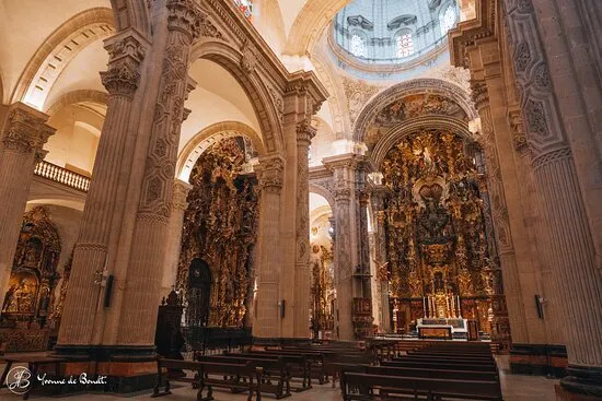 Explore Iglesia Colegial del Salvador 