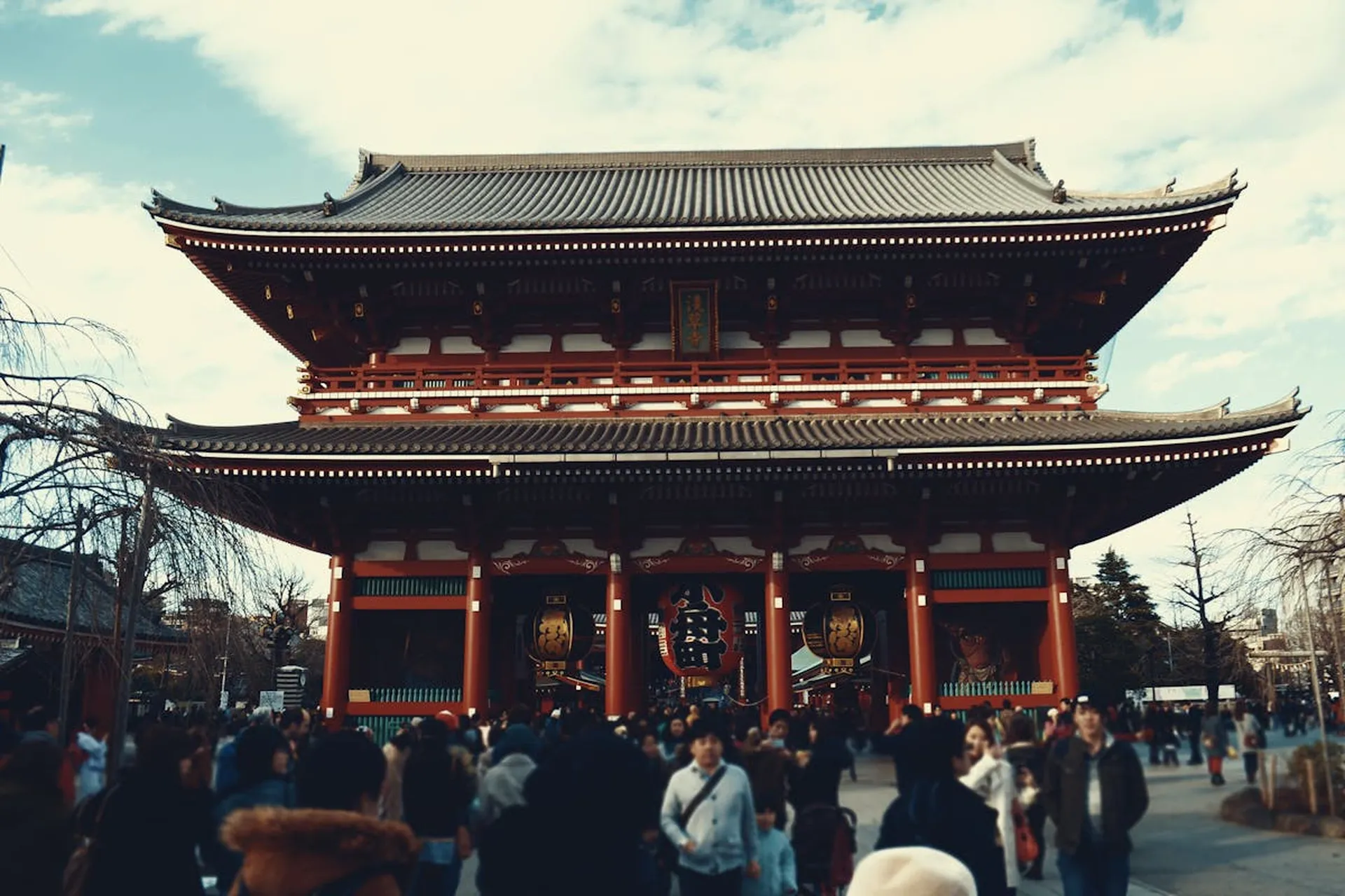 Explore Asakusa Shrine 