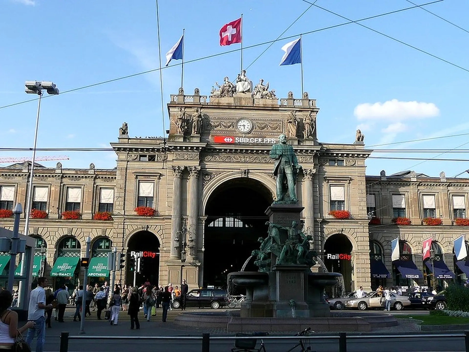 Explore Zurich Hauptbahnhof 